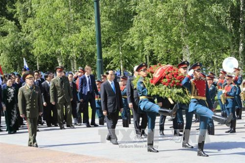 陈大光一行前往莫斯科红场的无名战士纪念碑敬献花圈。(图片来源:越通社) 陈大光一行前往莫斯科红场的无名战士纪念碑敬献花圈。(图片来源:越通社)