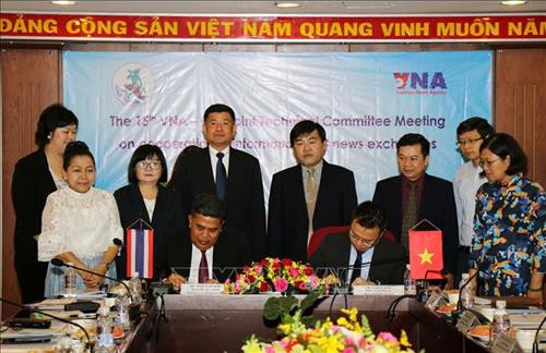 双方共同签署第十五次联合技术委员会会议纪要。图自越通社 双方共同签署第十五次联合技术委员会会议纪要。图自越通社