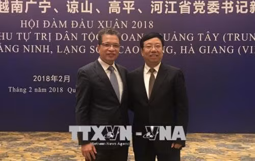 越南驻中国大使邓明奎与桂林市委书记、市人大常委会主任赵乐秦(图片来源：越通社)