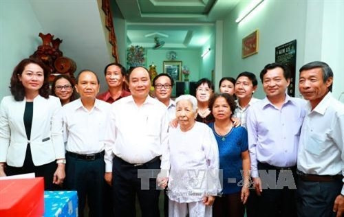阮春福总理走访慰问越南英雄母亲陈氏司。（图片来源：越通社）