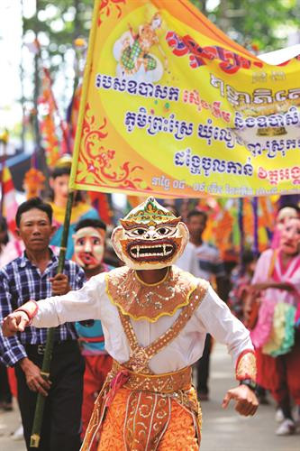 帽子和面具是高棉族艺术表演活动中的特色道具