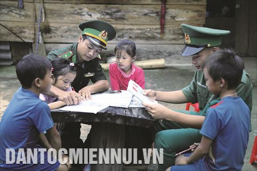 山罗边防部队为少数民族同胞子女教学越南语。