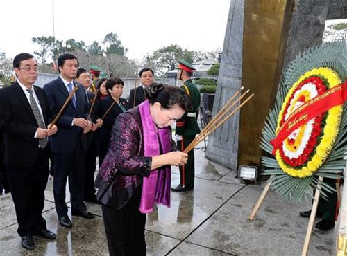 阮氏金银一行前往长山国家烈士陵园和9号公路国家烈士陵园敬香和敬献花圈,缅怀各位烈士英雄。图自越通社 阮氏金银一行前往长山国家烈士陵园和9号公路国家烈士陵园敬香和敬献花圈,缅怀各位烈士英雄。图自越通社