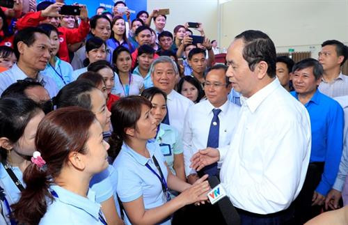 国家主席陈大光与工人和劳动者亲切交谈。（图片来源：越通社）