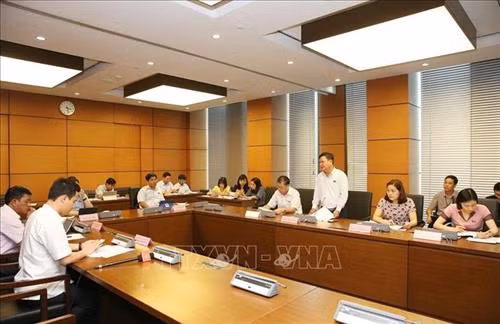 资料图：国会代表分组讨论 图自越通社