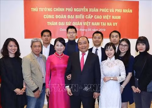 越南政府总理阮春福携夫人同在挪威就读的越南留学生代表合影。图自越通社 越南政府总理阮春福携夫人同在挪威就读的越南留学生代表合影。图自越通社