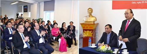 越南政府总理阮春福携夫人同越南高级代表团当地时间5月25日晚走访了越南驻挪威大使馆并同使馆干部人员、旅居挪威越南人社群代表交谈。图自越通社