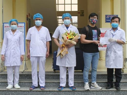 在宁平省儒官县综合医院接受治疗的第228号确诊病例治愈出院。图自越通社