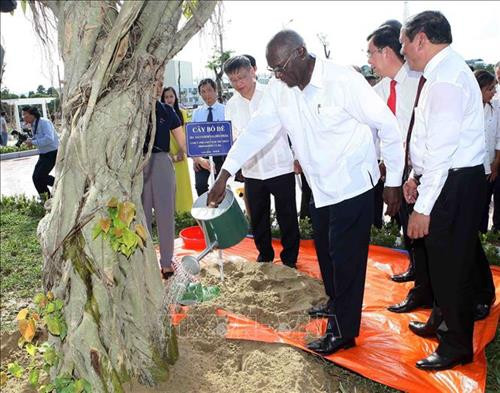 古巴和越南代表在公园一同植树留念。图自越通社 古巴和越南代表在公园一同植树留念。图自越通社