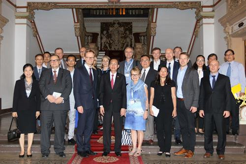 双方代表合影。(图片来源:越通社) 双方代表合影。(图片来源:越通社)