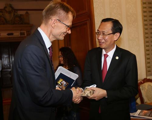 黎清廉副主席会见芬兰就业与经济部副国务秘书 Petri Peltonen。(图片来源:越通社) 黎清廉副主席会见芬兰就业与经济部副国务秘书 Petri Peltonen。(图片来源:越通社)