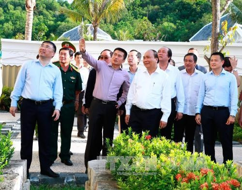阮春福参观富国岛翡翠湾JW 万豪度假区。（图片来源：越通社）