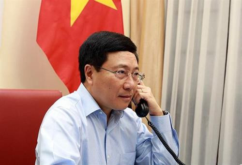 范平明与爱沙尼亚外长乌尔马斯•雷因萨鲁通电话。图片来源：越南政府门户网站