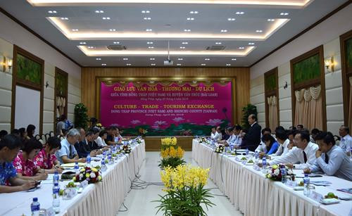 同塔省与中国台湾新竹县文化贸易与旅游交流会场景。(图片来源:越通社) 同塔省与中国台湾新竹县文化贸易与旅游交流会场景。(图片来源:越通社)