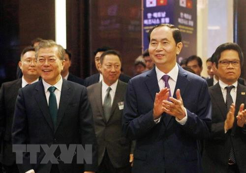越南国家主席陈大光和韩国总统文在寅出席越韩企业论坛。越通社记者 杨江 摄