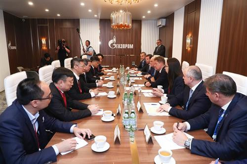 阮文平与俄罗斯国有天然气巨头Gazprom总裁Alexey Miller举行会谈。图自越通社
