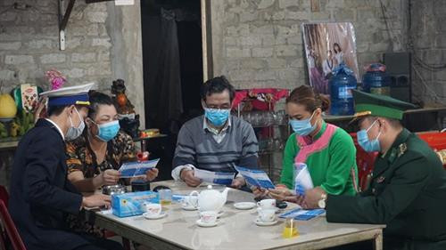 老街省边防部队干部向边境居民发放有关新冠肺炎疫情防控措施的传单。 老街省边防部队干部向边境居民发放有关新冠肺炎疫情防控措施的传单。