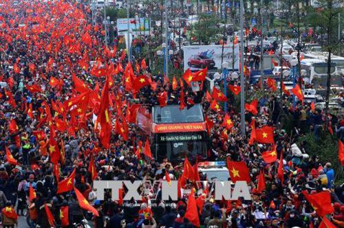 全国人民迎接越南U23球队从中国回来。（图片来源：越通社）