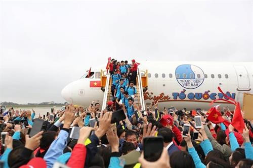 球迷在内排国际机场迎接越南U23球队从中国回来。（图片来源：越通社）