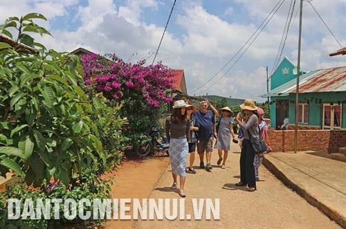 外国游客在格贺族村寨里品尝该族人的传统咖啡。记者 阮勇 摄 格贺族村寨各房屋的安宁景象。记者 阮勇 摄 游客照片格贺族小孩。记者 阮勇 摄 游客了解格贺族人织锦业。记者 阮勇 摄 游客餐馆郎邦山脚下的格贺族人村寨。记者 阮勇 摄