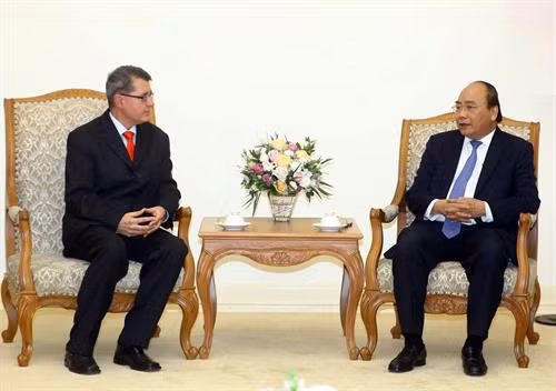 越南政府总理阮春福会见奥地利新任驻越南大使托马斯•舒勒•格兹伯格。(图片来源：越通社）