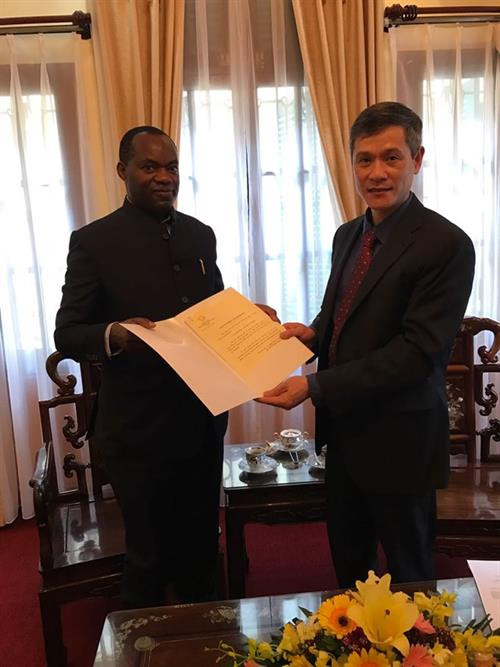 越南政府任命奥古斯都为越南驻坎帕拉的名誉领事。（图片来源：越通社）