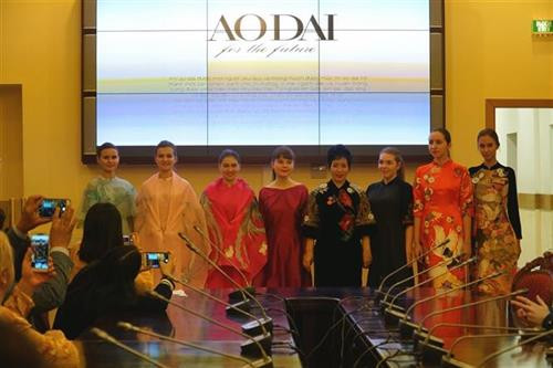 俄罗斯学生身穿明幸设计的奥黛为观众做了表演。图自越通社