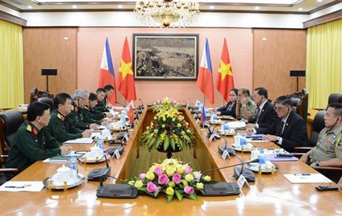 国防部副部长阮志咏和菲律宾国防部副部长陆纳共同主持第三次副部长级国防政策对话。(图片来源:http://www.qdnd.vn) 国防部副部长阮志咏和菲律宾国防部副部长陆纳共同主持第三次副部长级国防政策对话。(图片来源:http://www.qdnd.vn)