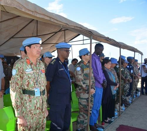 越南一号二级野战医院院长裴德诚中校（左一）。图自越南《人民军报 》