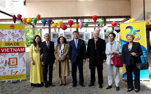 越南驻乌拉圭大使邓春勇(左二)、越南工贸部副部长杜胜海(左四)与乌拉圭外交部代表共同出席越南日活动。图自越通社 越南驻乌拉圭大使邓春勇(左二)、越南工贸部副部长杜胜海(左四)与乌拉圭外交部代表共同出席越南日活动。图自越通社