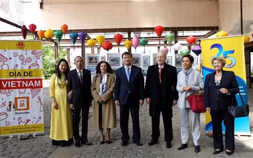 越南驻乌拉圭大使邓春勇(左二)、越南工贸部副部长杜胜海(左四)与乌拉圭外交部代表共同出席越南日活动。图自越通社 越南驻乌拉圭大使邓春勇(左二)、越南工贸部副部长杜胜海(左四)与乌拉圭外交部代表共同出席越南日活动。图自越通社