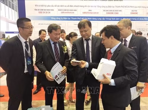 展会吸引众多参观者前来参观。(图片来源:越通社) 展会吸引众多参观者前来参观。(图片来源:越通社)