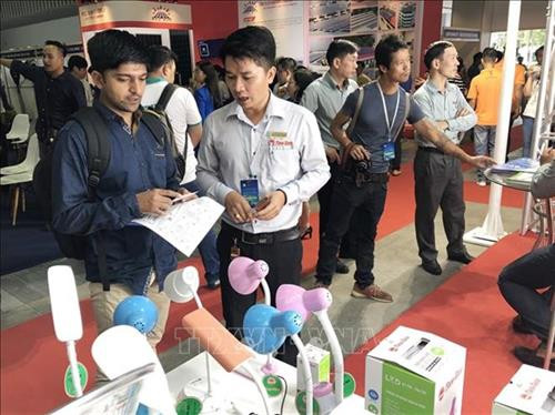 展会吸引众多参观者前来参观。（图片来源：越通社）