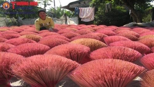 每逢春节来到国俊乡,到处都能看到人民忙呼呼参加香火制作各个步骤这一场景。(图片来源于互联网) 每逢春节来到国俊乡,到处都能看到人民忙呼呼参加香火制作各个步骤这一场景。(图片来源于互联网)