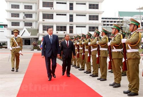 宋乔•西拉冯欢迎苏林上将。（图片来源：越通社）