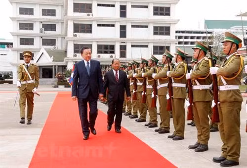 宋乔•西拉冯欢迎苏林上将。（图片来源：越通社）