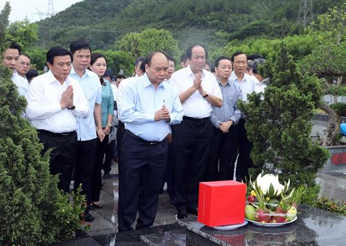 越南政府总理阮春福前往设在河静省锦川县锦兴乡的何辉习总书记遗迹区进香和敬献花圈。越通社记者 统一 摄