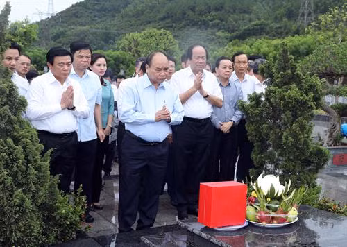 越南政府总理阮春福前往设在河静省锦川县锦兴乡的何辉习总书记遗迹区进香和敬献花圈。越通社记者 统一 摄