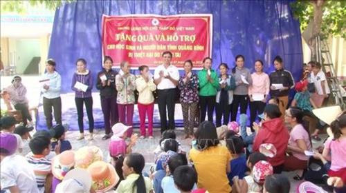 资料图：越南红十字会力争为贫困人口送上150万份慰问品。图自越通社