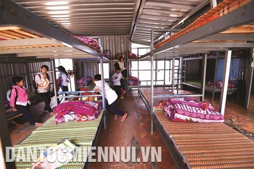 每个集装箱长6米、宽2.5米、高2.5米,有8张床和摆放学习桌的位置。 每个集装箱长6米、宽2.5米、高2.5米,有8张床和摆放学习桌的位置。