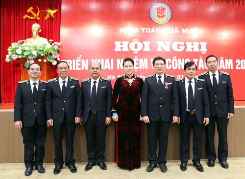 阮氏金银与国家审计署领导们合影。（图片来源：越通社）