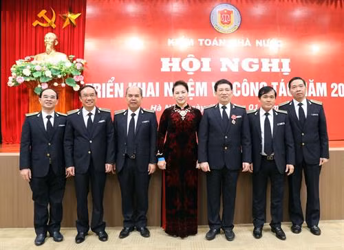 阮氏金银与国家审计署领导们合影。（图片来源：越通社）