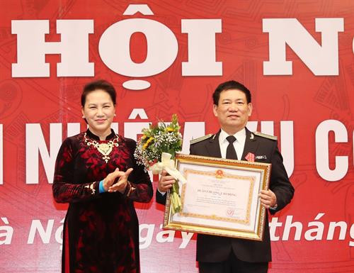 阮氏金银向国家审计署审计长胡德福授予二级劳动勋章。（图片来源：越通社）