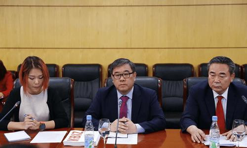 韩国代表发表讲话。（图片来源：越通社）