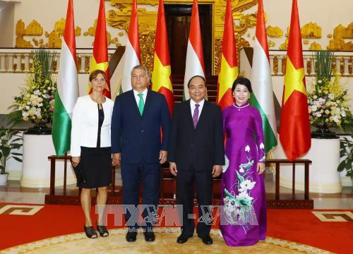 政府总理阮春福和夫人与匈牙利总理维克多•奥尔班和夫人合影。（图片来源：越通社）
