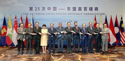 资料图：东盟各国与中国代表合影。图自越通社