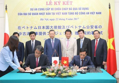 苏林与杉良太郎共同见证日本驻越大使向越南公安部提供使用过的消防车的协议签署仪式。（图片来源：越通社）