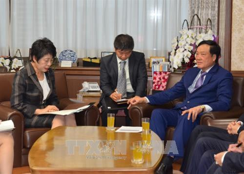 越南最高人民法院院长阮和平礼节性会见日本法务大臣上川阳子。（图片来源：越通社）