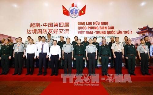 双方合影留念。（图片来源：越通社）