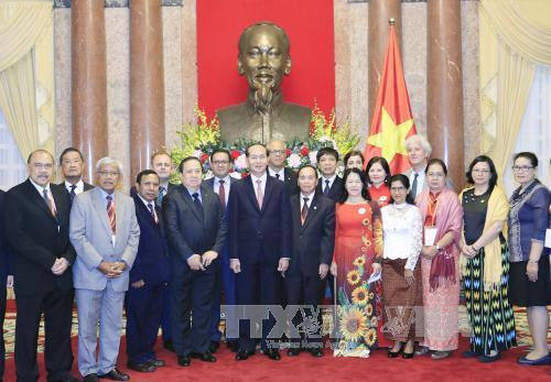 陈大光与代表们合影。（图片来源：越通社）